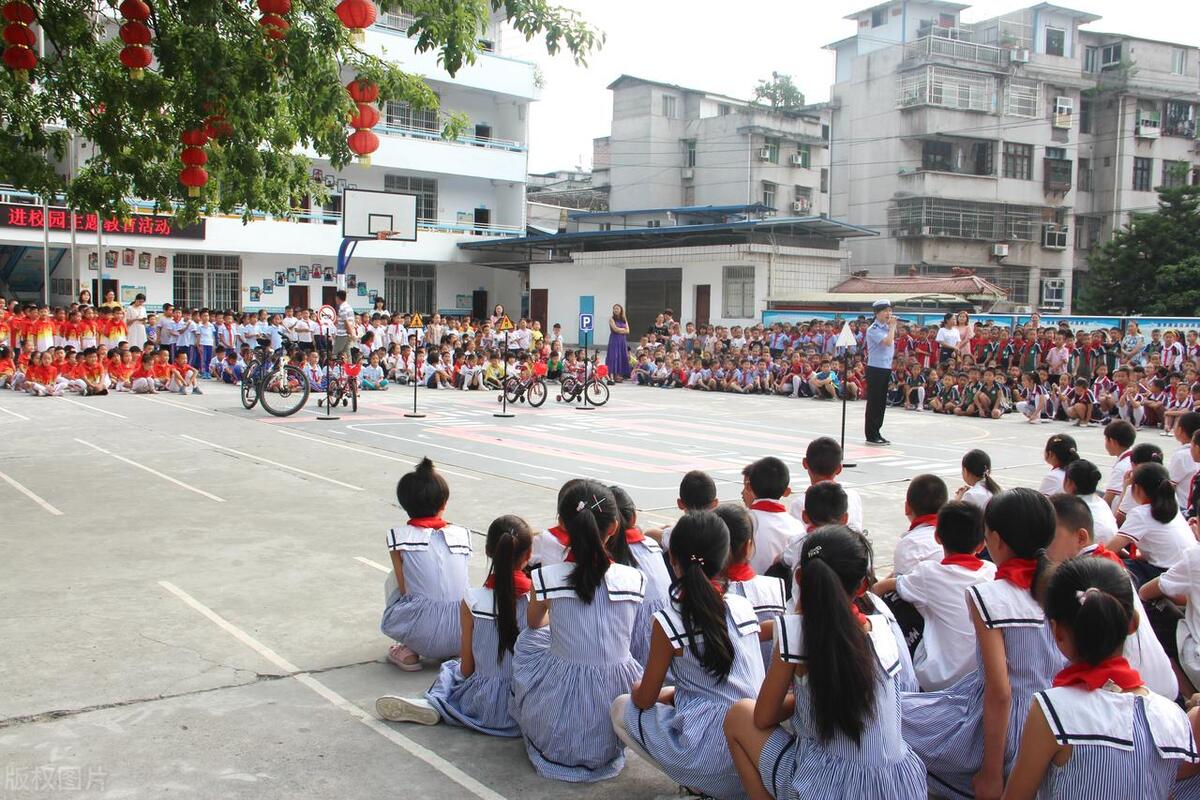 小学法制教育讲稿怎么写（中小学法治教育演讲稿）